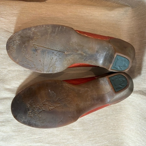 EL NATURALISTA Sz 39 Scalloped Edge Kitten Heel Leather Rubbed Sole Shoes - Picture 7 of 10